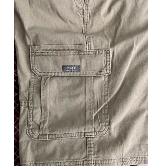 WRANGLER Five Star Premium Relaxed Fit Cargo Shorts, 48 Waist, New with Tag - Picture 5 of 10